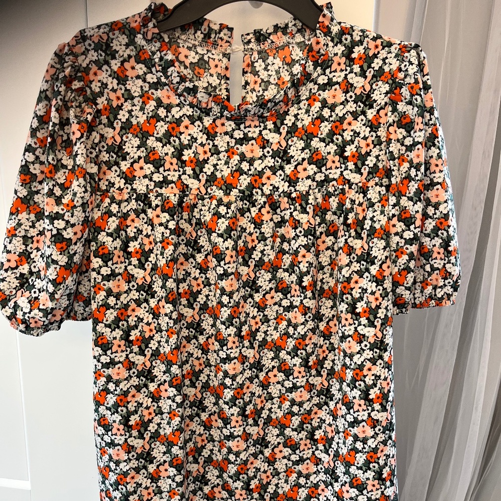 Women’s Floral Blouse SZ Large SHEIN Beautiful pattern, Puff sleeves button